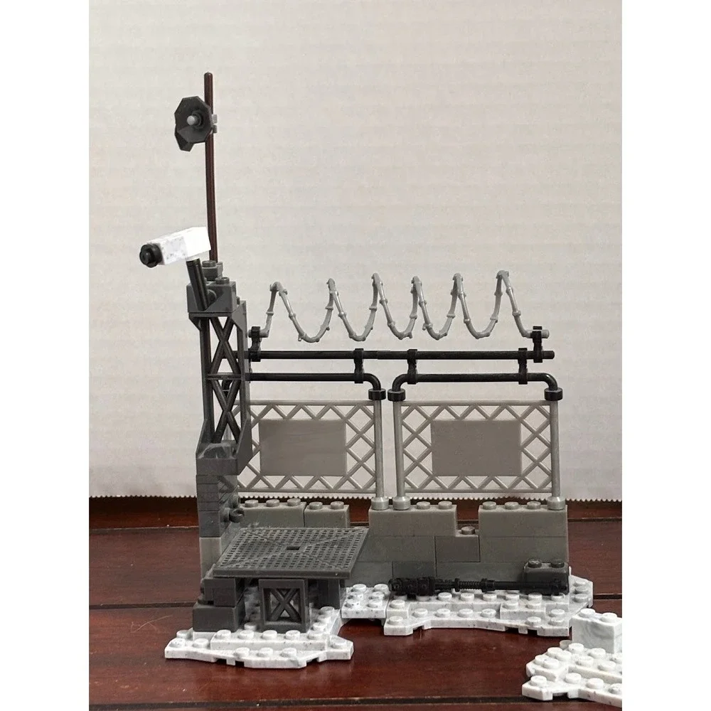 Mega Bloks Call of Duty Arctic Recon Military Truck and Checkpoint Building Set